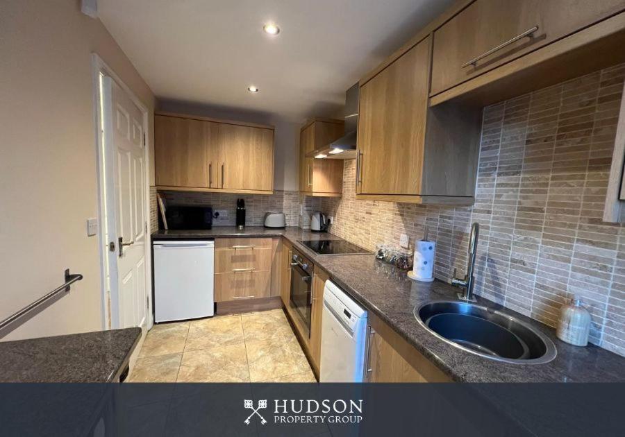 Telford Townhouse With Parking And Garden Villa Buitenkant foto