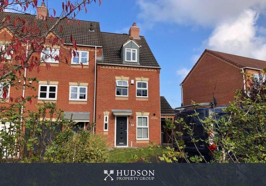 Telford Townhouse With Parking And Garden Villa Buitenkant foto
