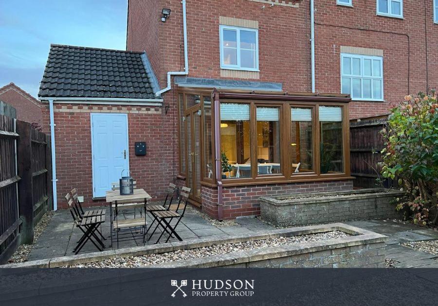 Telford Townhouse With Parking And Garden Villa Buitenkant foto