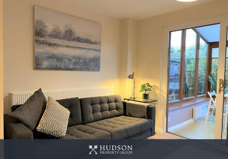 Telford Townhouse With Parking And Garden Villa Buitenkant foto