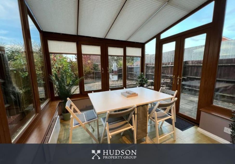 Telford Townhouse With Parking And Garden Villa Buitenkant foto
