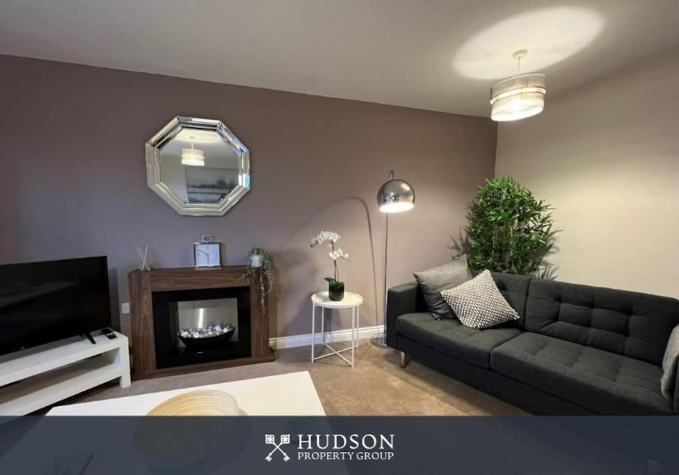 Telford Townhouse With Parking And Garden Villa Buitenkant foto
