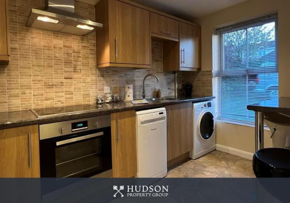 Telford Townhouse With Parking And Garden Villa Buitenkant foto