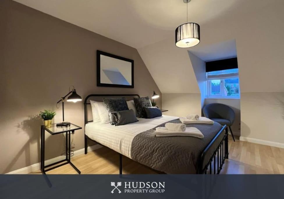 Telford Townhouse With Parking And Garden Villa Buitenkant foto