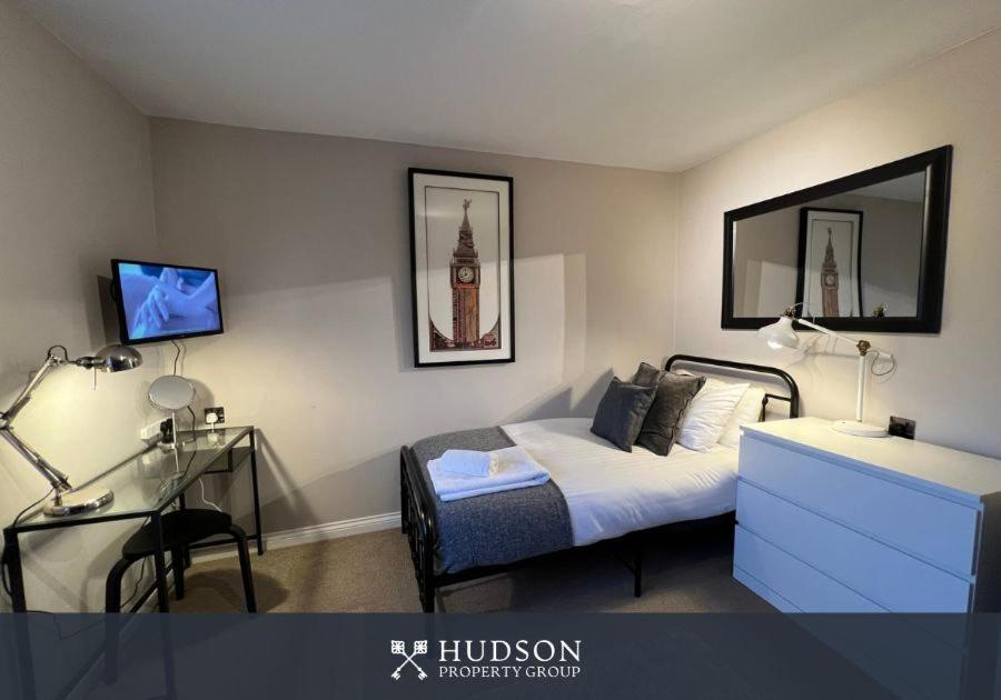 Telford Townhouse With Parking And Garden Villa Buitenkant foto