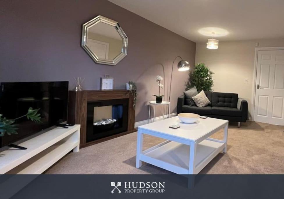 Telford Townhouse With Parking And Garden Villa Buitenkant foto