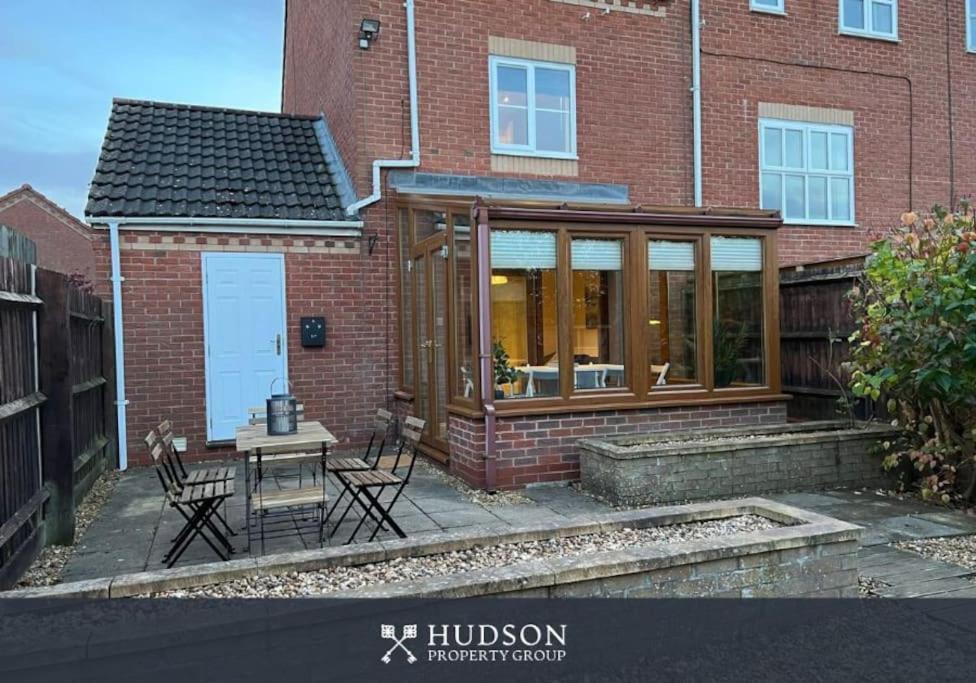 Telford Townhouse With Parking And Garden Villa Buitenkant foto
